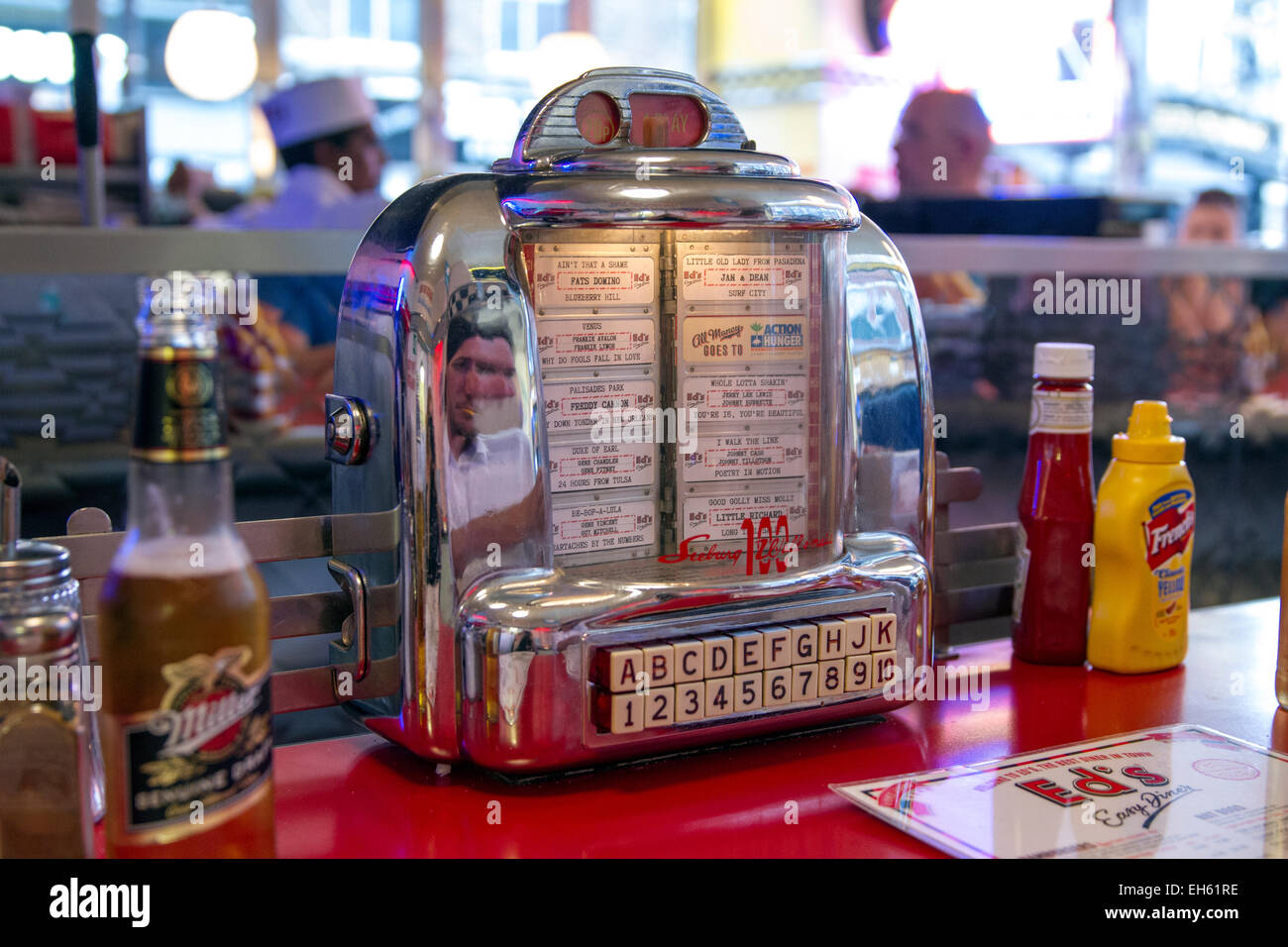 small-jukebox-in-diner-EH61RE.jpg