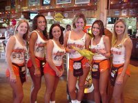 hooters-waitresses-1.JPG