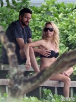 pamela-anderson-black-bikini-hawaii-10-435x580.jpg