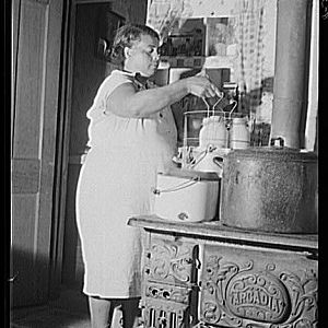 Mrs. Harry Handy canning corn with aid of pressure cooker, Sept 1940