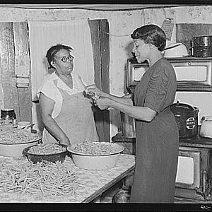 Miss Chappelle helping Mrs. Smith can beans, Sept 1940