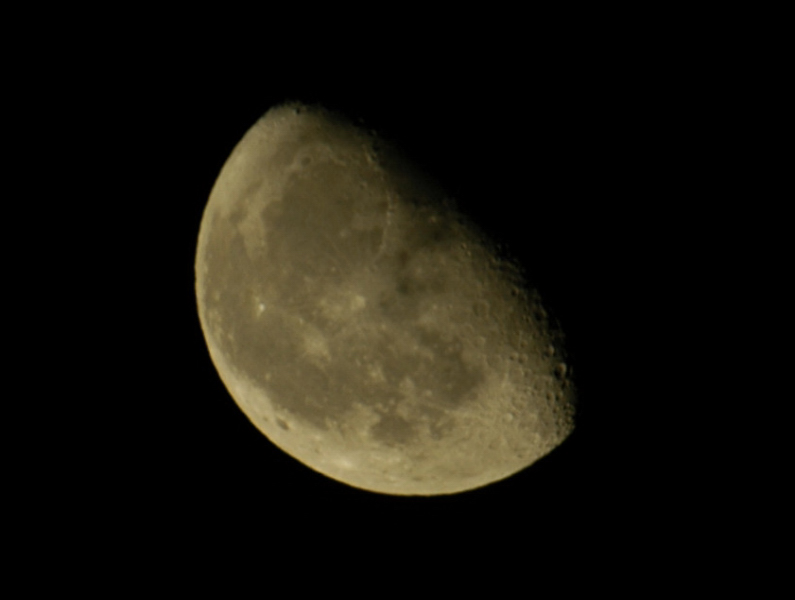 Half Moon 2005-03-31 @ 02:47 a.m.