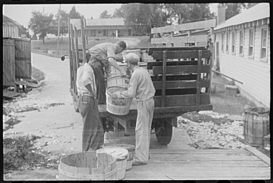 Loading crabs to be shipped to Washington, 1941 Sept.