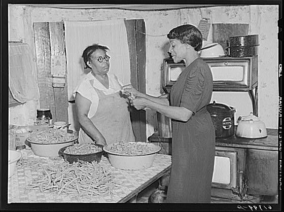 Miss Chappelle helping Mrs. Smith can beans, Sept 1940