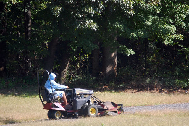 Mowing_the_lawn_27