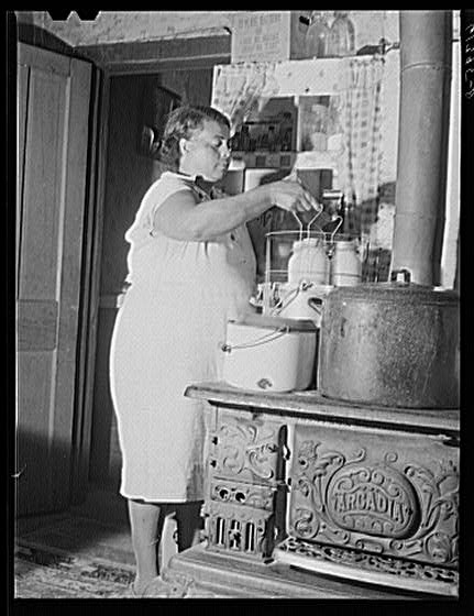 Mrs. Harry Handy canning corn with aid of pressure cooker, Sept 1940