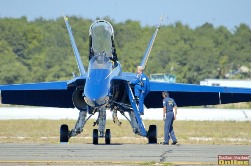 PAXRVR Air Expo - Blue Angels - Pilot Climbs Ladder